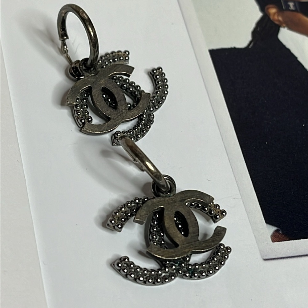 CHANEL VINTAGE METAL EARRINGS - Picture 2 of 9